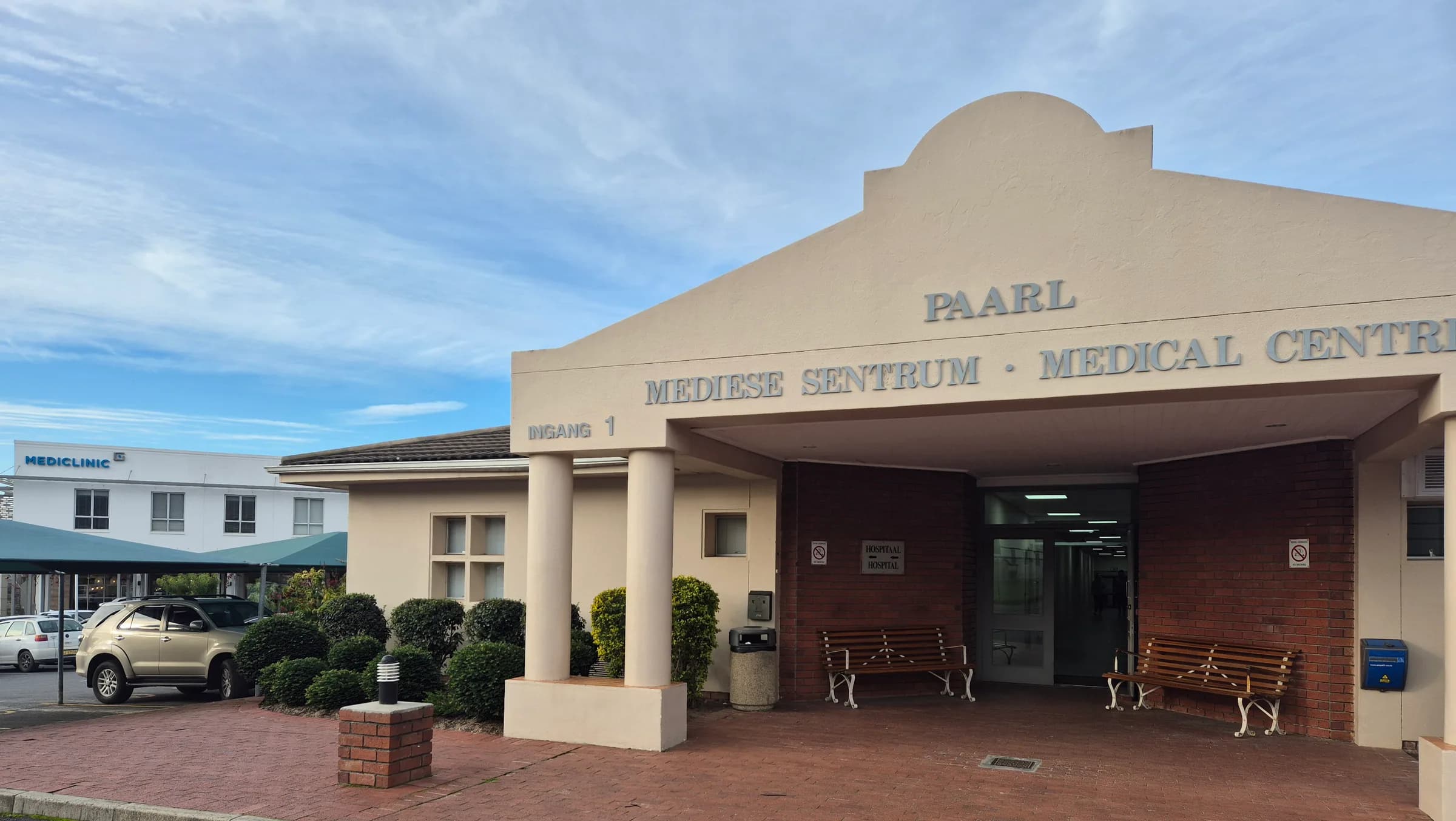 The entrance to Paarl Mediese Sentrum · Medical Centre, with the Mediclinic building behind it.