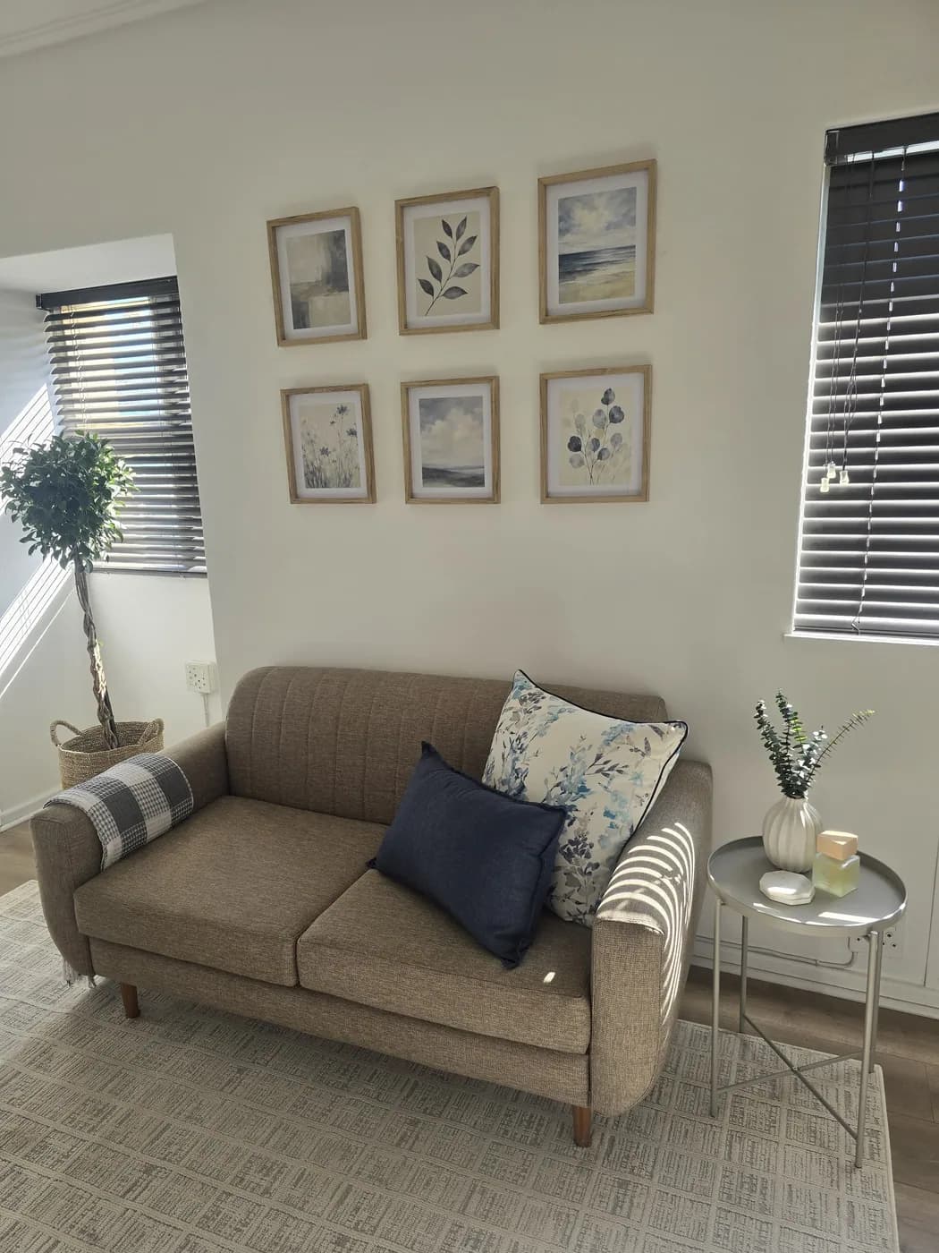 A second view of the Mediclinic Paarl consulting room.